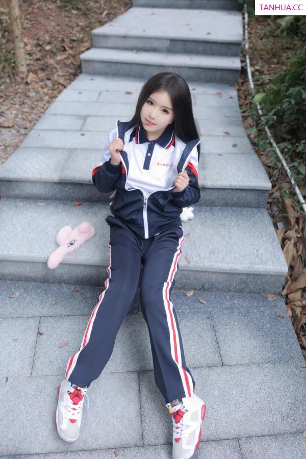   [XiuRen]高清写真图 2024.04.02 No.8335 小薯条nienie 美臀性感第70张图片